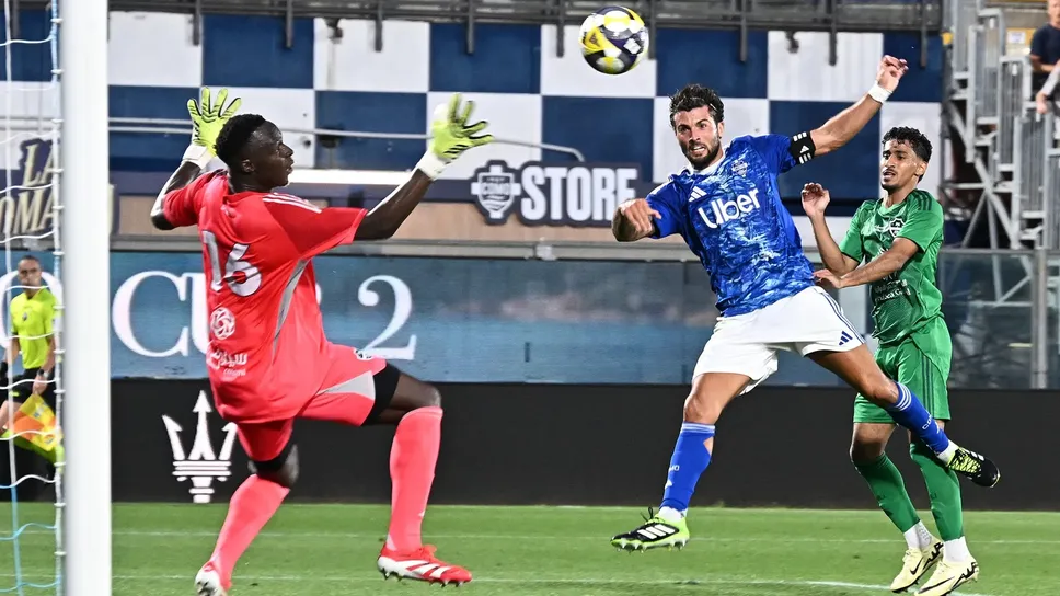 Patrick Cutrone e la nuova maglia del Como