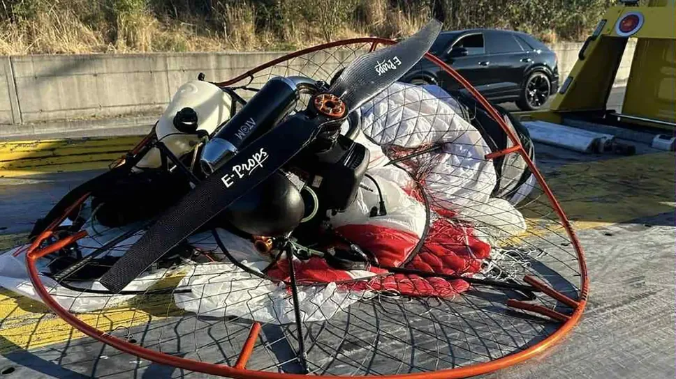 Il rottami del parapendio con cui è precipitato Felix Baumgartner