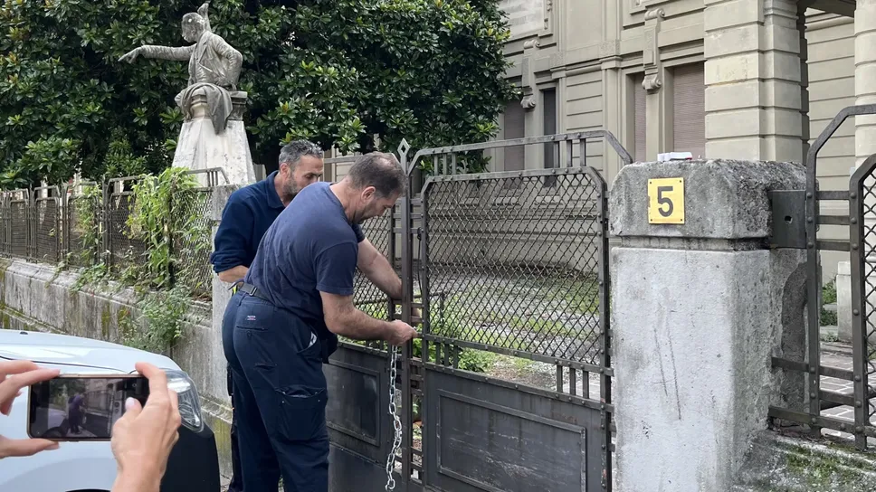 L’amministrazione ha posizionato un nuovo lucchetto al cancello