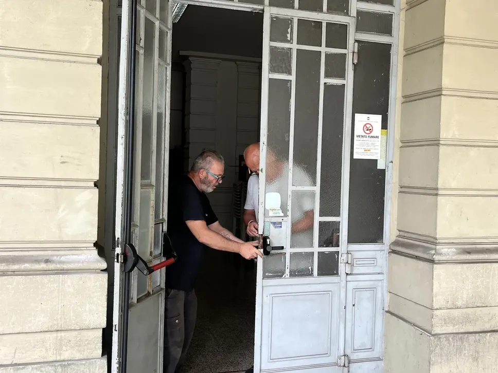 Gli operai hanno leggermente forzato la porta di ingresso per permettere ai funzionari di entrare