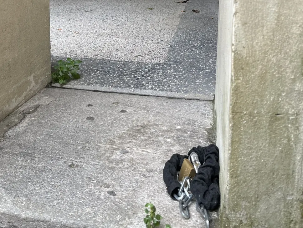 Il vecchio lucchetto messo dall’associazione