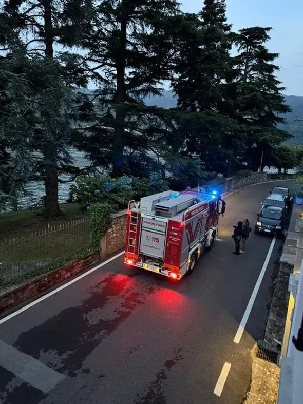 I vigili del fuoco sulla Regina bassa a Laglio