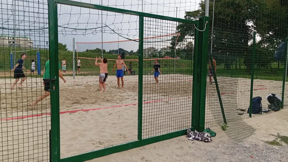 Il campo da beach volley e la rete danneggiata dai vandali al parco di via dei Vivai Il campo da beach volley e la rete danneggiata dai vandali al parco di via dei Vivai