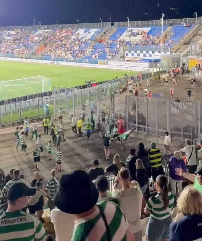 Il tifoso del Celtic mostra la bandiera palestinese ai “rivali” dell’Ajax