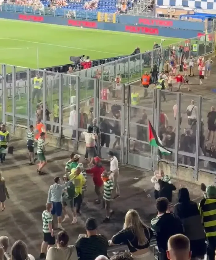 Il tifoso del Celtic mostra la bandiera palestinese ai “rivali” dell’Ajax