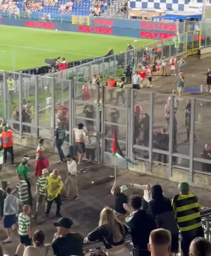 Il tifoso del Celtic mostra la bandiera palestinese ai “rivali” dell’Ajax