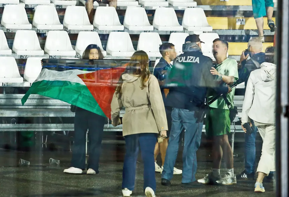 Scontri tra le tifoserie di Ajax e Celitc al torneo Como Cup