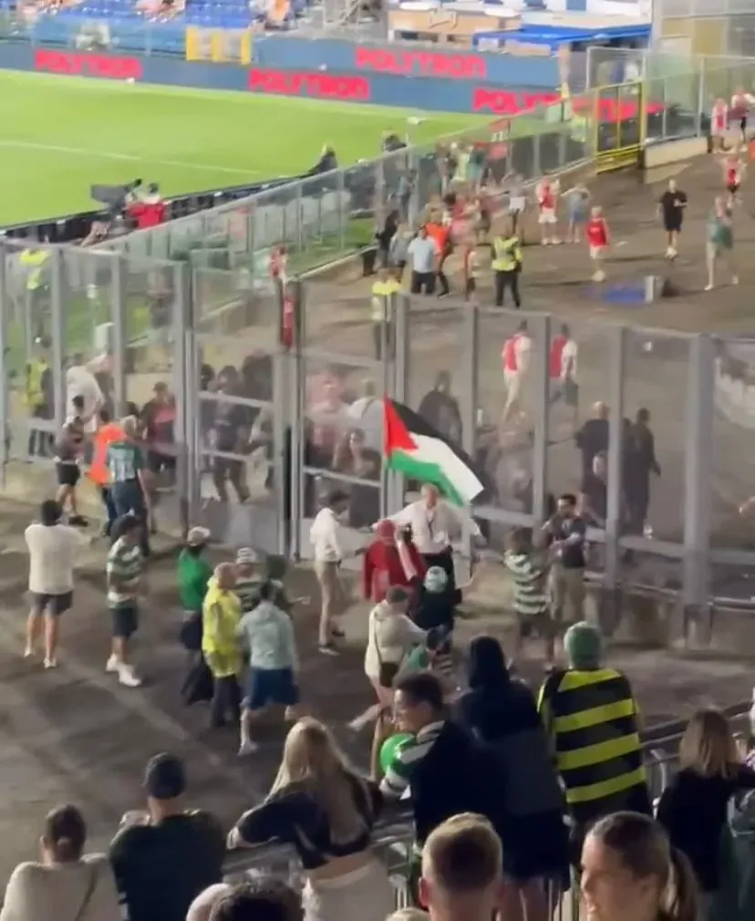 Il tifoso del Celtic mostra la bandiera palestinese ai “rivali” dell’Ajax