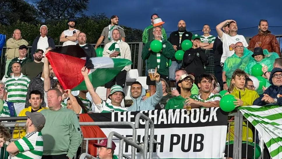 Il gruppo del Celtic Club con le bandiere palestinesi