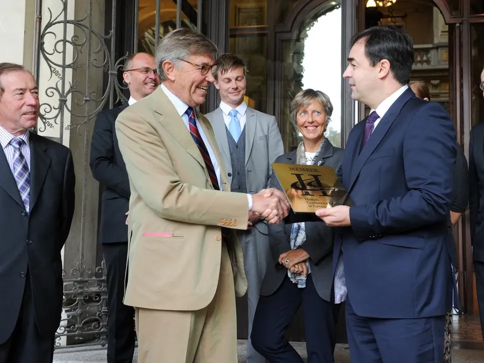 Cernobbio, Villa Erba si associa ad HCCE, il presidente Jean-Marc Droulers riceve la targa dal presidente di HCCE Armin Egger