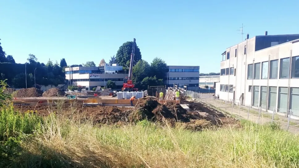 Lo scavo preparatorio per il cantiere del nuovo supermercato
