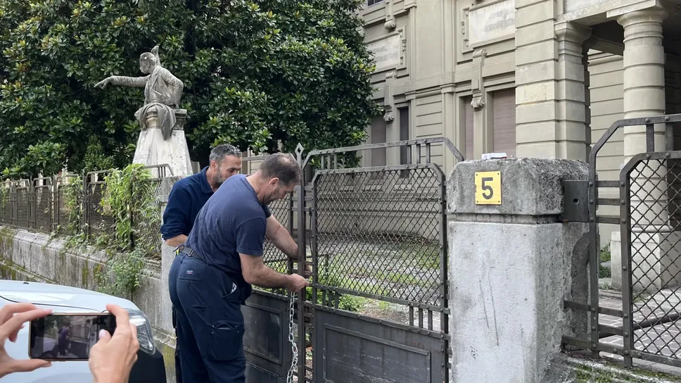 Il nuovo lucchetto posizionato dall’amministrazione comunale Il nuovo lucchetto posizionato dall’amministrazione comunale