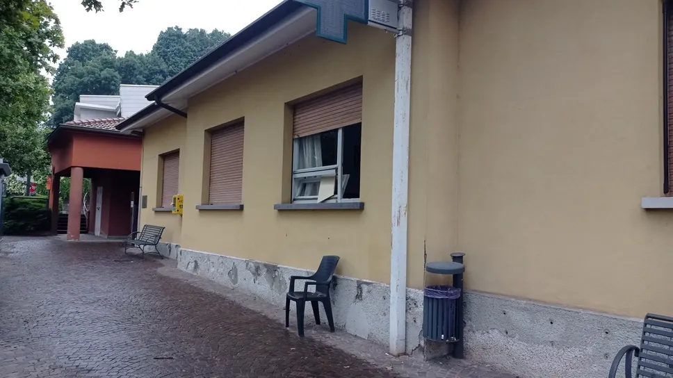 Una sedia, un pezzo di legno, tanta sfacciataggine e il gioco è fatto Una sedia, un pezzo di legno, tanta sfacciataggine e il gioco è fatto