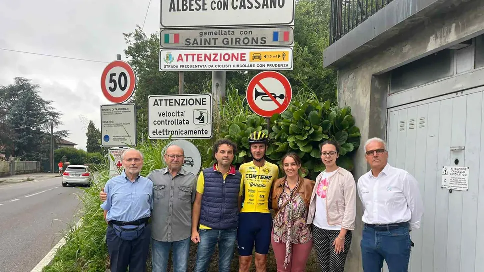 Il cartello che è stato installato ad Albese con Cassano, paese natale di Fabio Casartelli Il cartello che è stato installato ad Albese con Cassano, paese natale di Fabio Casartelli
