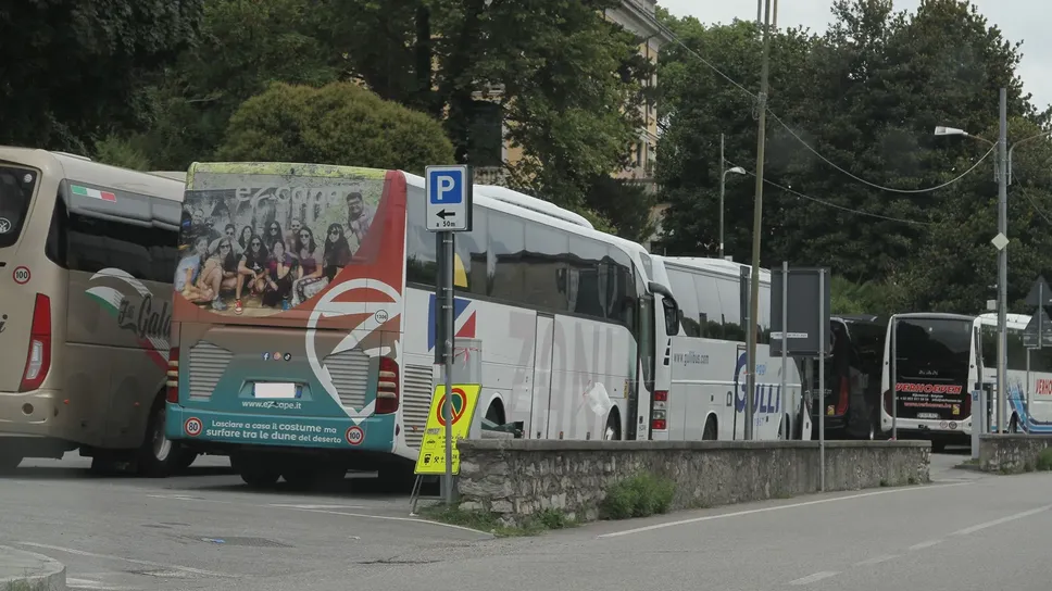 Il parcheggio destinato ai bus turistici a Griante Il parcheggio destinato ai bus turistici a Griante