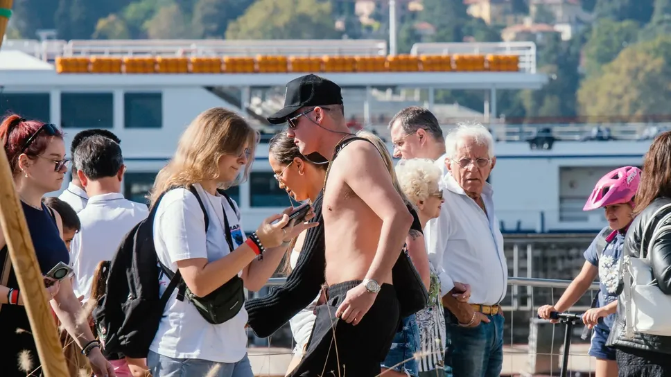 Turisti a passeggio sul lungolago di Como Turisti a passeggio sul lungolago di Como