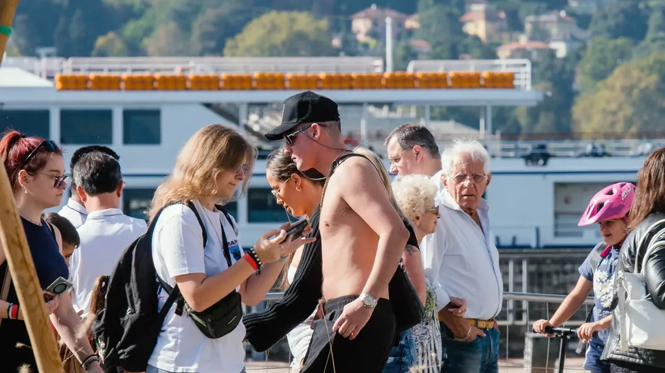 Turisti a passeggio sul lungolago di Como Turisti a passeggio sul lungolago di Como