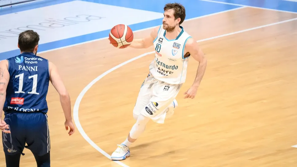 Andrea De Nicolao: 34 primavere per il playmaker e una carriera da 490 partite con squadre di serie A Andrea De Nicolao: 34 primavere per il playmaker e una carriera da 490 partite con squadre di serie A