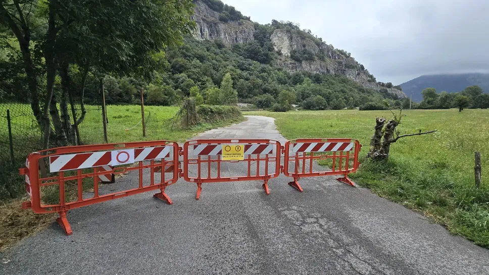 Blocco della strada per Scarenna e le segnalazioni di pericolo (Foto Bartesaghi) Blocco della strada per Scarenna e le segnalazioni di pericolo (Foto Bartesaghi)