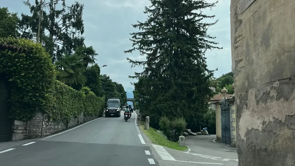 Il tratto davanti a Villa Balbiano sarà tra i primi punti a essere allargati