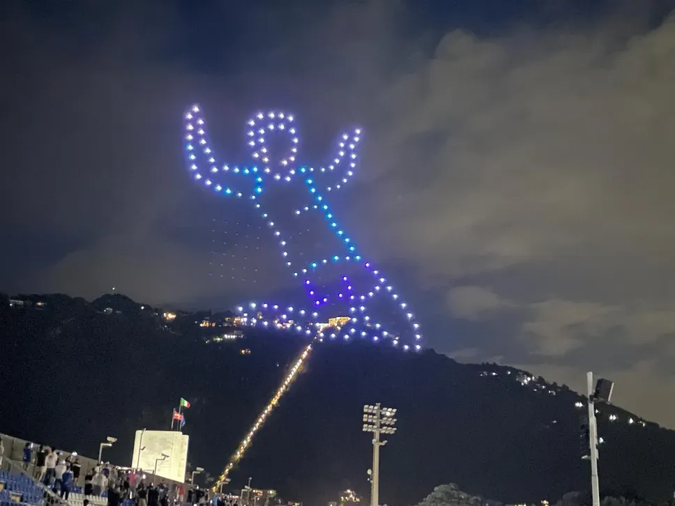 Giochi di luci a rappresentare calciatori esultanti sulla collina