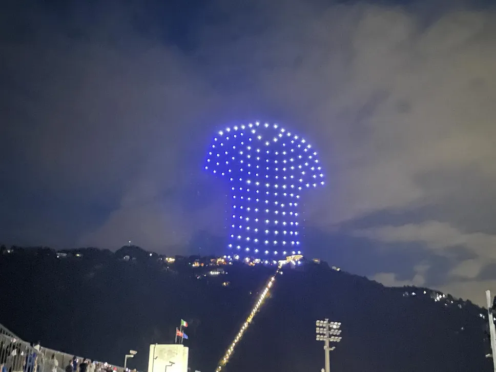 Tra le coreografie di luci anche una maglia blu