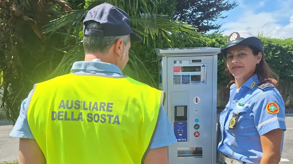 L’ausiliare della sosta insieme a un’agente della polizia locale L’ausiliare della sosta insieme a un’agente della polizia locale