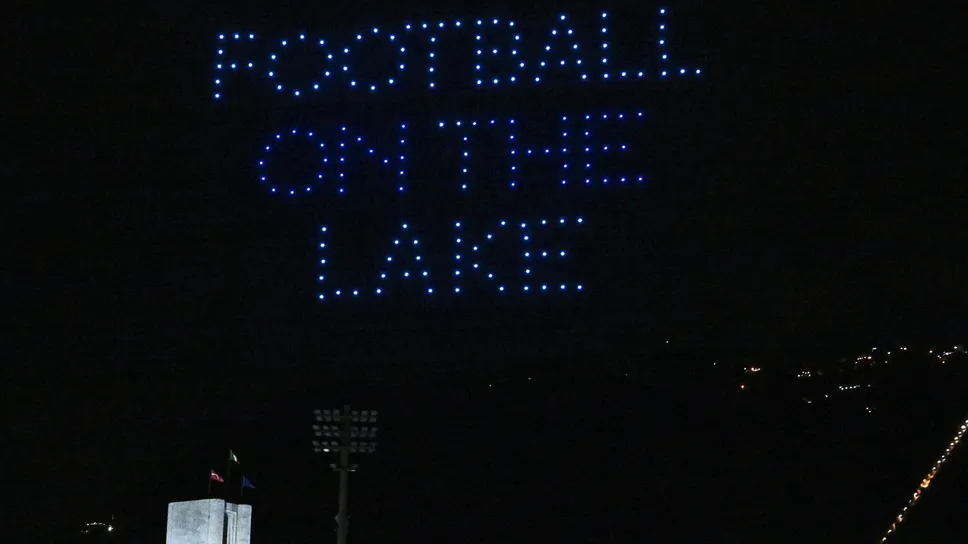 I droni sullo stadio a formare giochi di luce I droni sullo stadio a formare giochi di luce