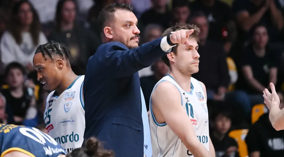 Coach Nicola Brienza e il play Andrea De Nicolao punti fermi di Cantù anche in serie A Coach Nicola Brienza e il play Andrea De Nicolao punti fermi di Cantù anche in serie A