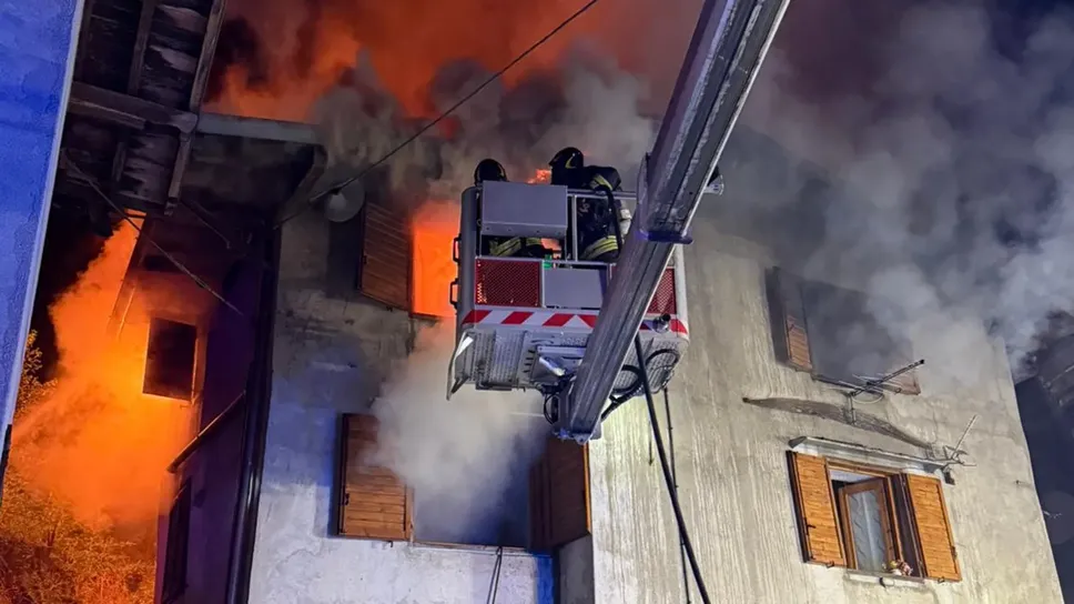 Il furioso incendio sviluppatosi nella notte Il furioso incendio sviluppatosi nella notte