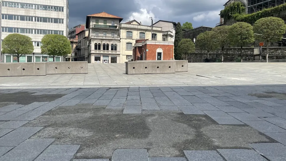 La situazione dei lastroni in piazza Garibaldi La situazione dei lastroni in piazza Garibaldi