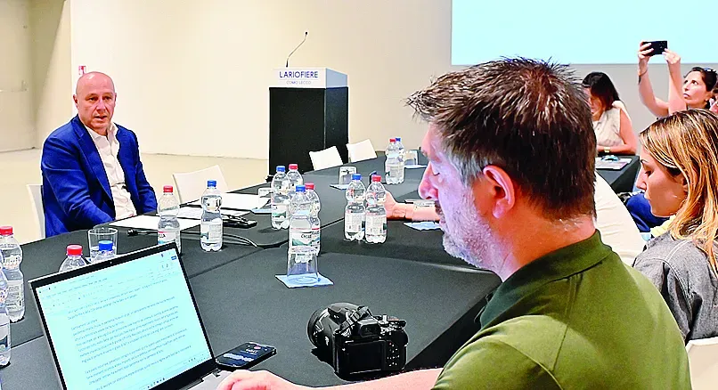 Fabio Dadati ieri a Lariofiere. A sinistra: il direttore de La Provincia Diego Minonzio