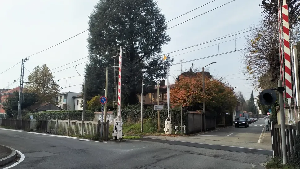 Il passaggio a livello in via San Francesco a Mariano Il passaggio a livello in via San Francesco a Mariano