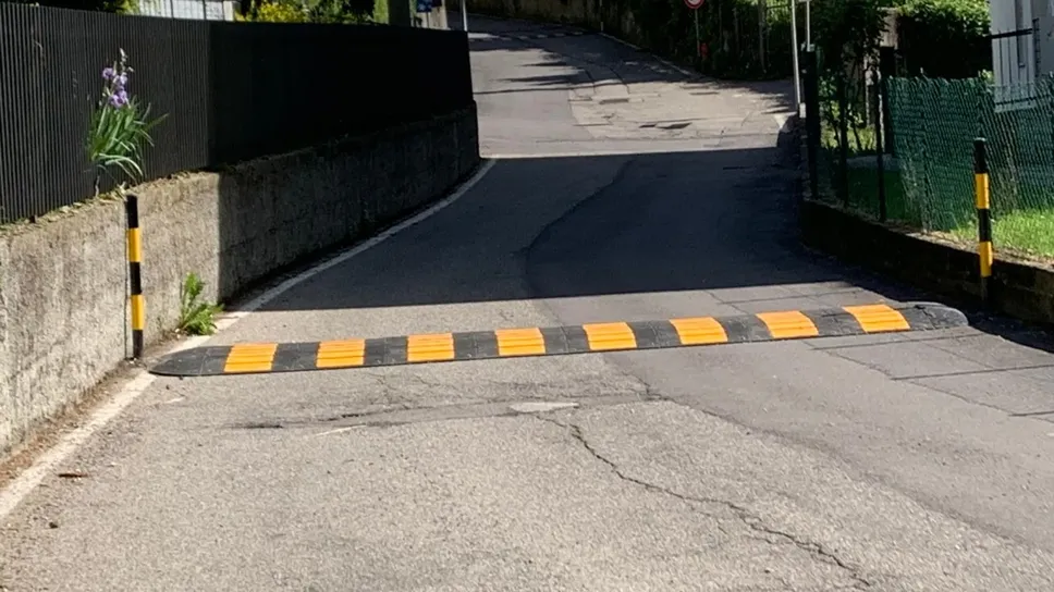 Uno dei dossi installati negli ultimi anni a San Fermo, paese da primato