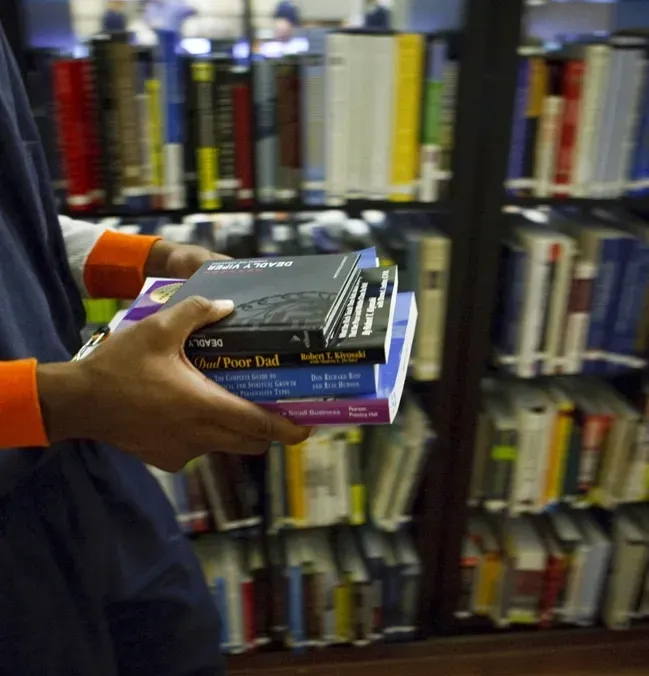 Il servizio biblioteca in carcere lo scorso anno ha contato 500 libri prestati, e quasi 300 in questa prima metà del 2025