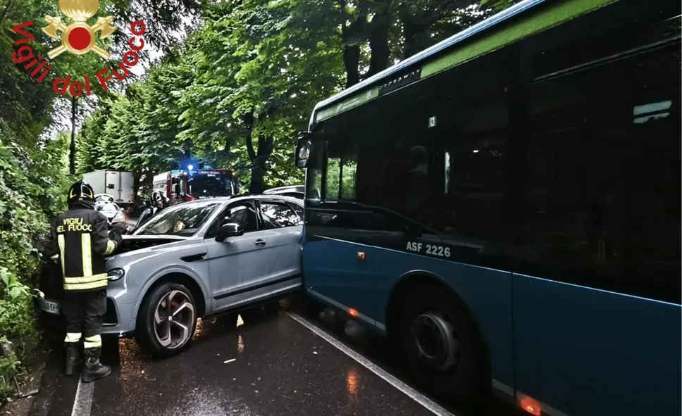 L’auto finita contro l’autobus in via per San Fermo