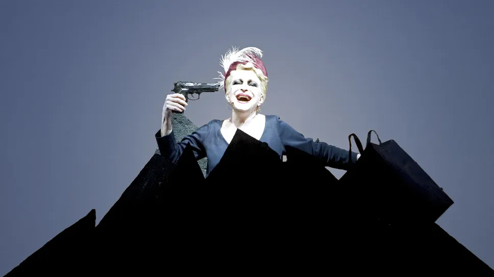 Adriana Asti nel 2010 sul palco del Teatro Sociale di Como durante l’interpretazione di “Giorni felici” di Samuel Beckett Adriana Asti nel 2010 sul palco del Teatro Sociale di Como durante l’interpretazione di “Giorni felici” di Samuel Beckett