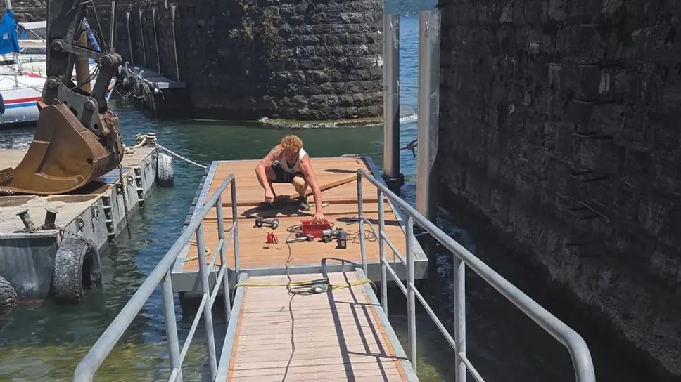 Il pontile galleggiante riposizionato ad Argegno Il pontile galleggiante riposizionato ad Argegno
