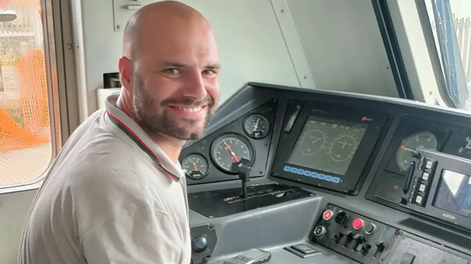 Davide Orrico nella cabina di comando di un treno di Trenord Davide Orrico nella cabina di comando di un treno di Trenord