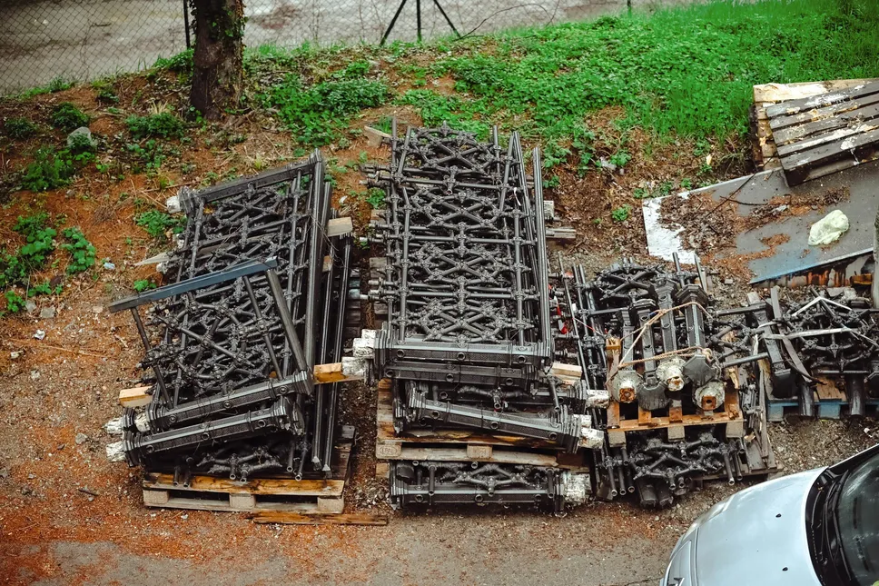 I parapetti con i timoni smontati e accatastati