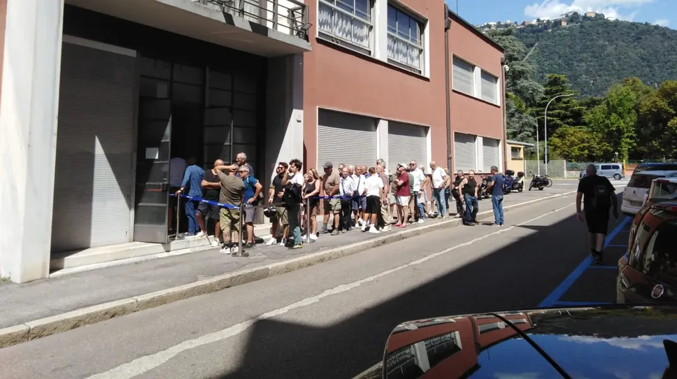 La coda ieri pomeriggio allo stadio per gli abbonamenti