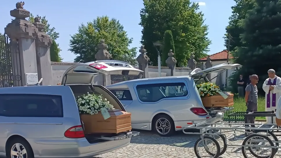 Padre e figlio: le due bare una accanto all’altra Padre e figlio: le due bare una accanto all’altra