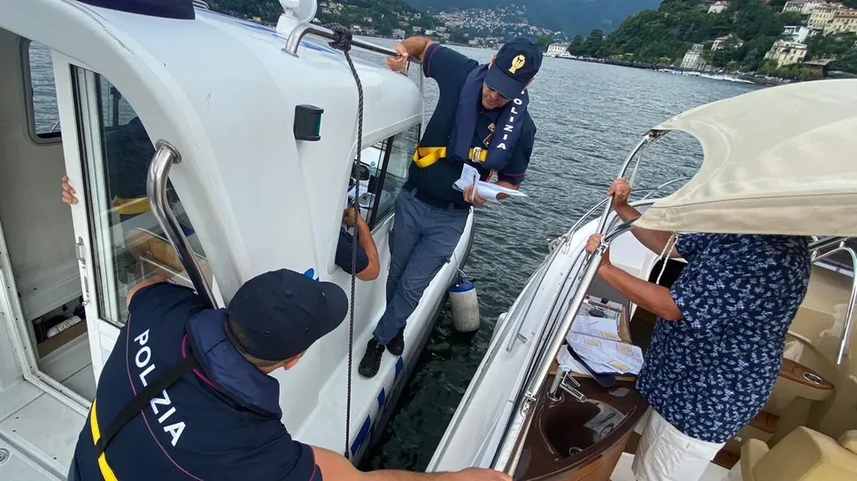 I controlli degli agenti della Polizia nautica a un motoscafo nel primo bacino del lago di Como I controlli degli agenti della Polizia nautica a un motoscafo nel primo bacino del lago di Como