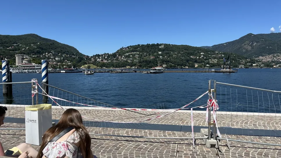 Ancora nessuna decisione sui nuovi parapetti, intanto la situazione sul lungolago è questa Ancora nessuna decisione sui nuovi parapetti, intanto la situazione sul lungolago è questa