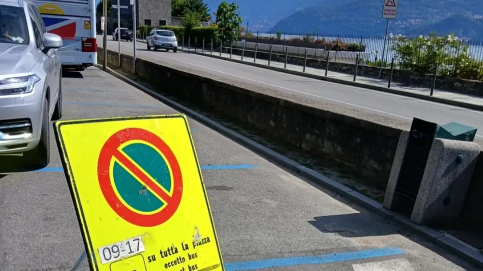 Il cartello e il parcheggio di Griante