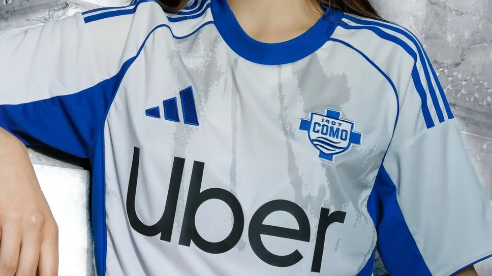 La seconda maglia del Como si ispira anche al marmo del Sinigaglia La seconda maglia del Como si ispira anche al marmo del Sinigaglia