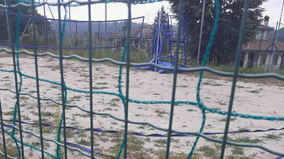 Ecco le condizioni in cui versa il campetto destinato al beach volley (Bartesaghi) Ecco le condizioni in cui versa il campetto destinato al beach volley (Bartesaghi)