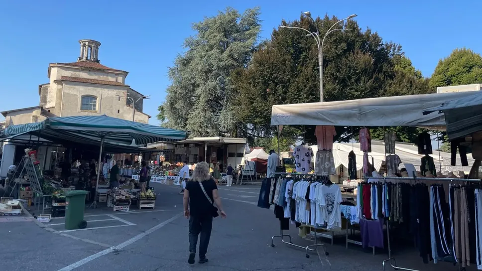 Lo storico mercato di Cantù in piazza Marconi