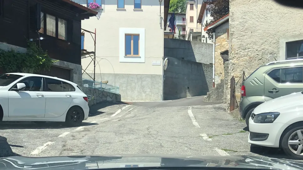 A destra l’area dove è stata multata l’auto del medico di base di Pigra