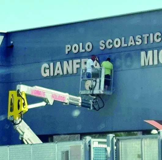 Gli operai rimuovono il nome di Miglio dall’edificio del polo scolastico